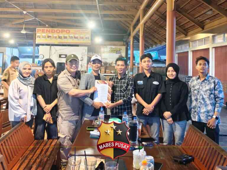 Penyerahan SK DPC GWI Kota Pekanbaru Periode 2026-2029 oleh Ketua DPD Riau kepada Ken Zai.