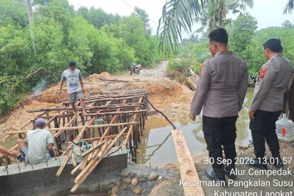 Pastikan Pembangunan Berjalan, Polsek Pangkalan Susu Monitoring Jembatan Merah Putih